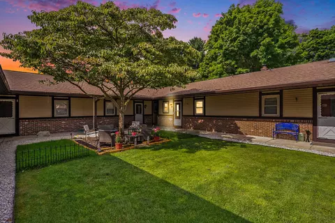 7493 Pinegrove Dr, Jenison, MI 49428