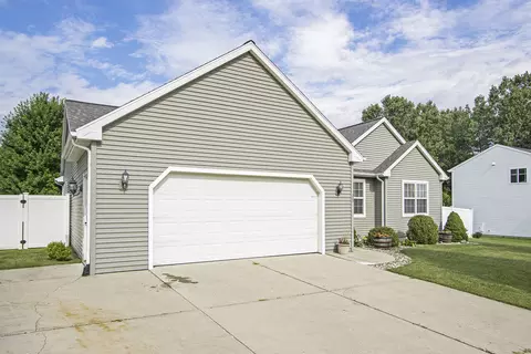 323 Catera Ct, Springfield, MI 49037 photo 2