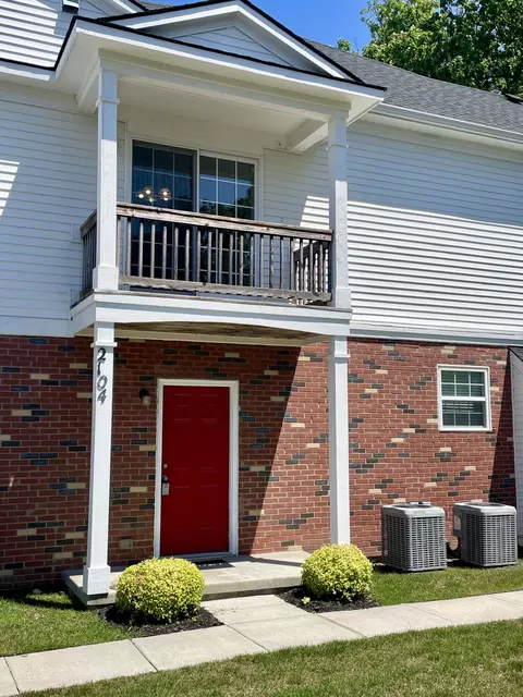 2104 Riversedge Dr #84, Saline, MI 48176
