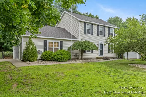 11129 Creekside Dr, Allendale, MI 49401