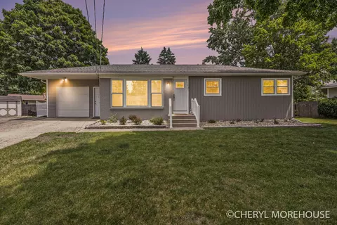 1541 Beechwood Dr, Jenison, MI 49428