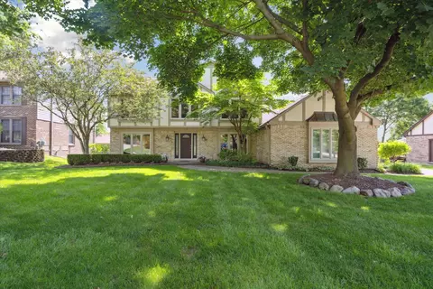 25518 Hunt Club Blvd, Farmington, MI 48335