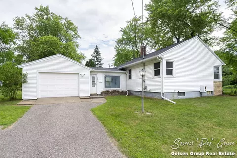 303 Putney St, Belding, MI 48809 photo 5