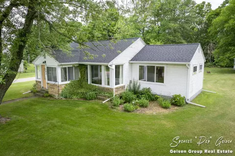 303 Putney St, Belding, MI 48809 photo 2