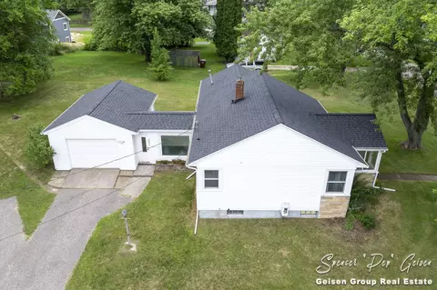 303 Putney St, Belding, MI 48809 photo 4