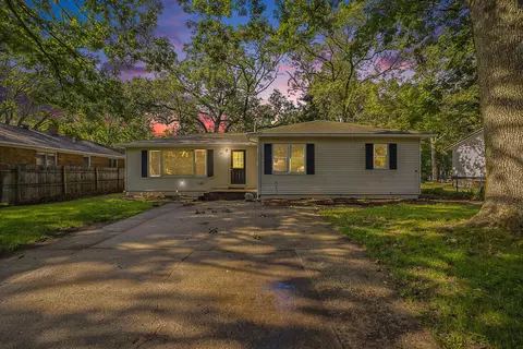 1519 Canterbury Ave, Norton Shores, MI 49444