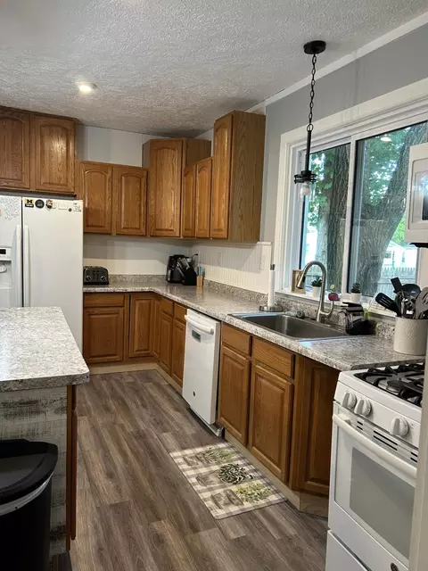 Kitchen - 404 S Hemlock St, Evart, MI 49631 photo 3 of 16