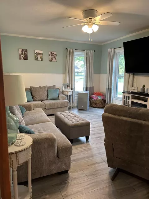 Living - 404 S Hemlock St, Evart, MI 49631 photo 2 of 6