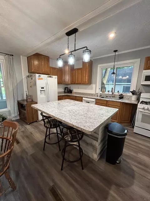 Kitchen - 404 S Hemlock St, Evart, MI 49631 photo 7 of 16
