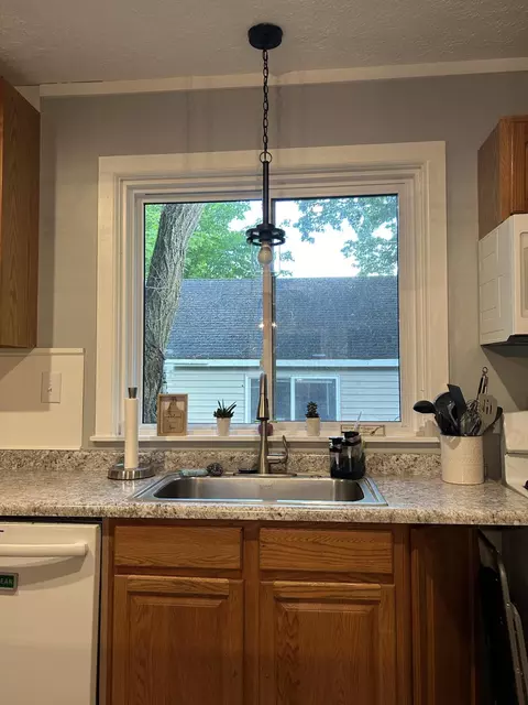 Kitchen - 404 S Hemlock St, Evart, MI 49631 photo 5 of 16