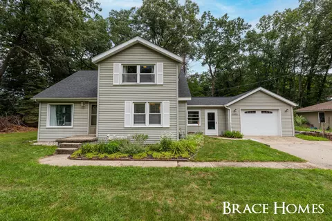 1815 Post Dr NE, Belmont, MI 49306