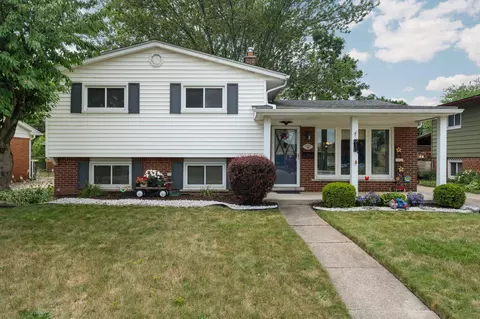 3252 Grange Rd, Trenton, MI 48183