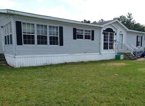 1099 Fir Ln, Howard City, MI 49329