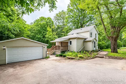 2402 Segwun Ave SE, Lowell, MI 49331