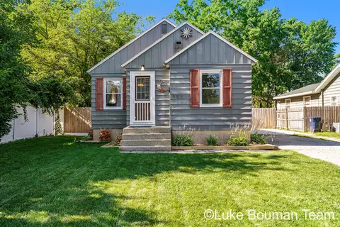 555 W 21st St, Holland, MI 49423