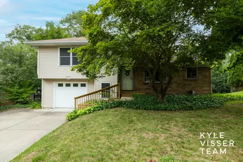 1604 Woodcliff Ave SE, Grand Rapids, MI 49506