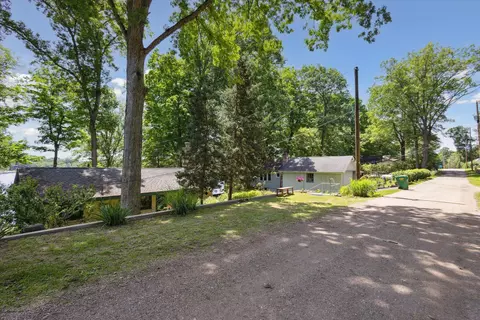 15571 Lakeview Dr, Buchanan, MI 49107