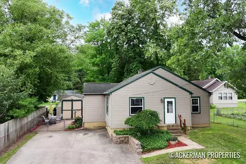 395 Pleasant St NW, Comstock Park, MI 49321