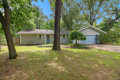 8825 River Valley Rd, Brighton, MI 48116