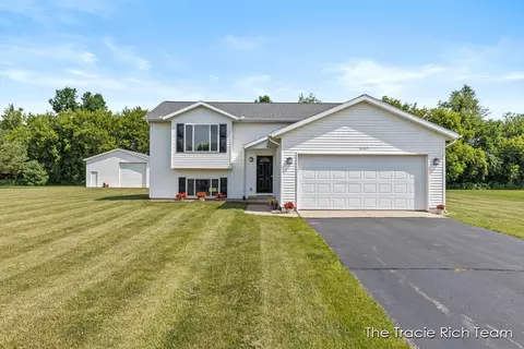 5127 Glen Bluff Dr, Sand Lake, MI 49343