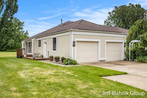 318 Rolling Greene Dr NW, Walker, MI 49534