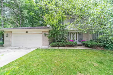 21293 Woodhill Dr, Northville, MI 48167