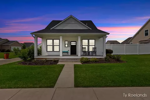 6927 E Cottage Ln NE, Rockford, MI 49341