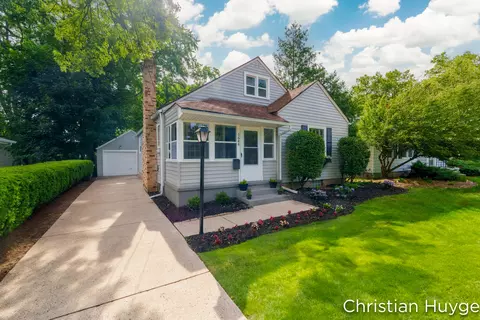 1644 Chamberlain Ave SE, Grand Rapids, MI 49506
