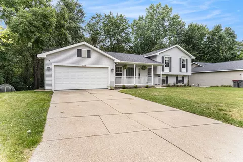 728 Georgia Ct NE, Grand Rapids, MI 49525