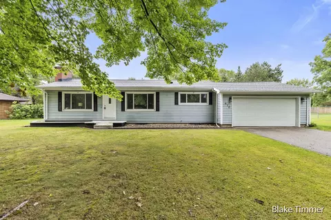 610 Brookside Dr, Allegan, MI 49010