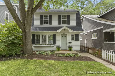 855 Calvin Ave SE, Grand Rapids, MI 49506