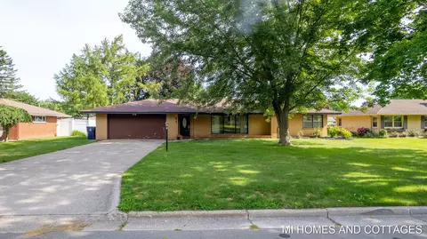 41 W 38th St, Holland, MI 49423