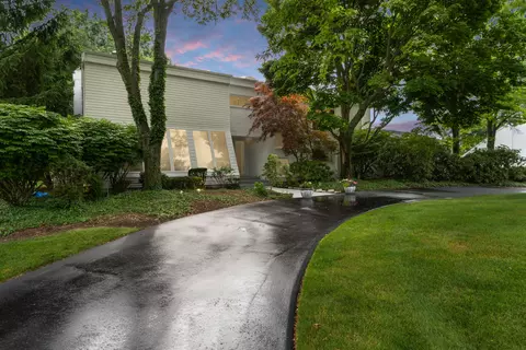 3816 Columbia Dr, Bloomfield Hills, MI 48302