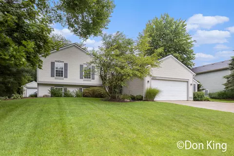6892 Lake Bluff Dr NE, Comstock Park, MI 49321