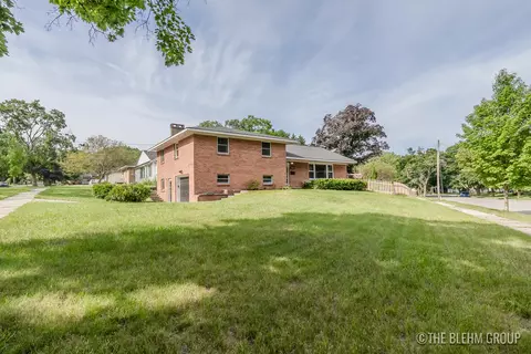 1076 Carrier Creek Blvd NE, Grand Rapids, MI 49503