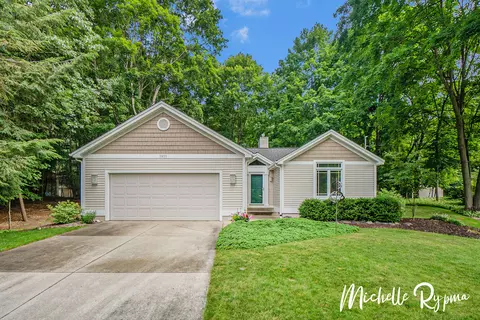 3955 Lakeridge Dr, Holland, MI 49424