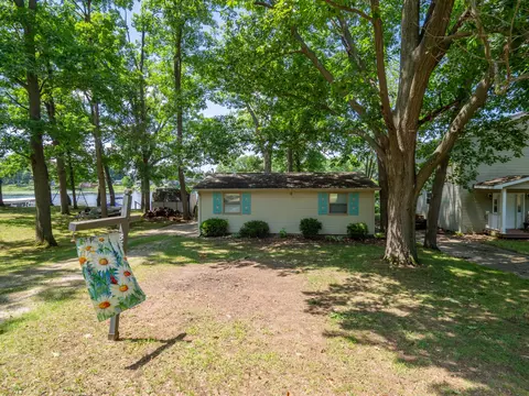 58868 Lakeshore Dr, Colon, MI 49040