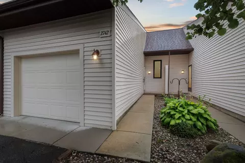 2742 Stonebluff Dr SW, Wyoming, MI 49519