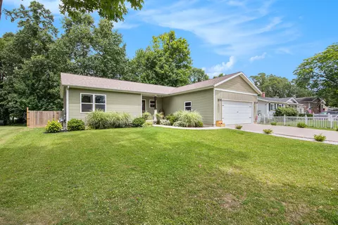 712 Evergreen St, Greenville, MI 48838