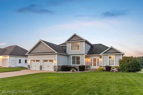 13102 Acacia Dr, Grand Haven, MI 49417