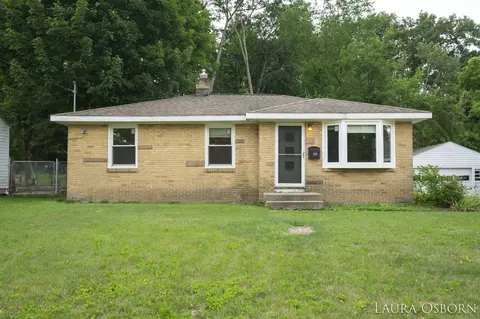 678 Kendalwood St NE, Grand Rapids, MI 49505