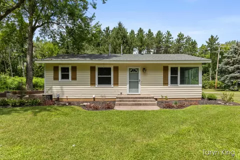 744 9th St, Plainwell, MI 49080