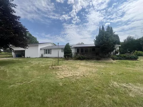 323 S Nellsville Rd, Houghton Lake, MI 48629