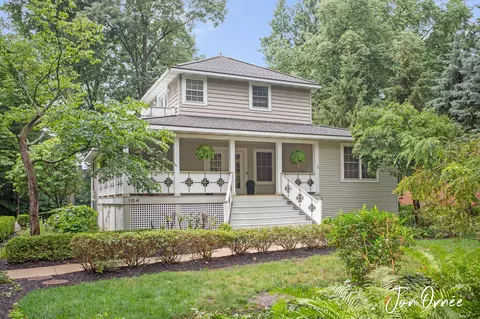 104 Oakwood Ave, Holland, MI 49424