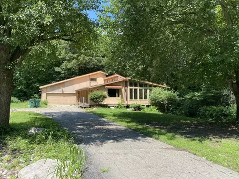 70102 Poley Dr, Sturgis, MI 49091