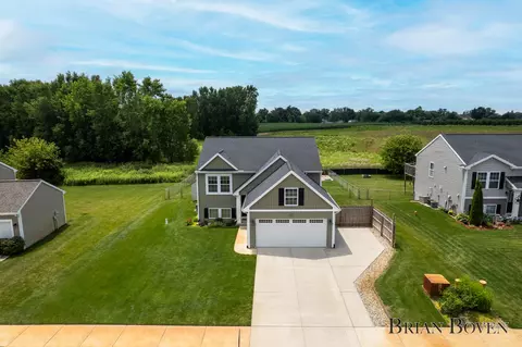 316 Vansen Dr, Kent City, MI 49330