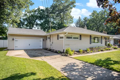 329 Country Club Ter, Battle Creek, MI 49015