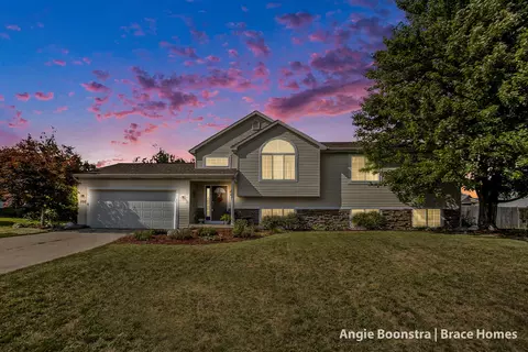 237 Arbor Dr NE, Rockford, MI 49341