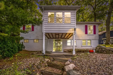 34119 Hillside Dr, Paw Paw, MI 49079