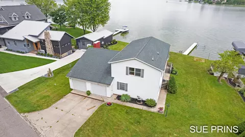 9200 Redwood Dr, Newaygo, MI 49337